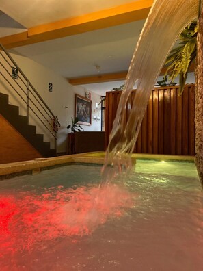 Indoor pool - Fanda Sauce (Sauce)