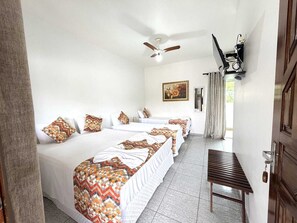 Comfort Quadruple Room | Desk, laptop workspace, free WiFi - Pousada flores do Lázaro (Ubatuba)