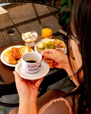 Free daily buffet breakfast  - Pousada flores do Lázaro  (Ubatuba)