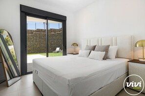3 chambres, coffres-forts dans les chambres, fer et planche à repasser