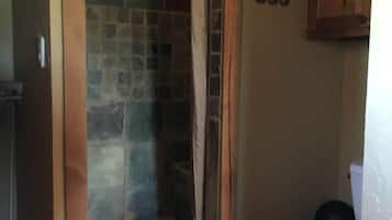 Douche, serviettes fournies, savon, papier toilette
