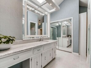 Assecador de cabells, tovalloles, sabó i paper higiènic 