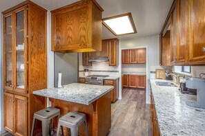 Fridge, microwave, oven, stovetop - Grand Riverside Retreat (Three Rivers)