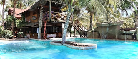 2 piscines extérieures