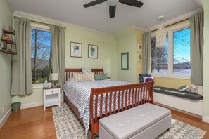 5 bedrooms, iron/ironing board, WiFi, bed sheets