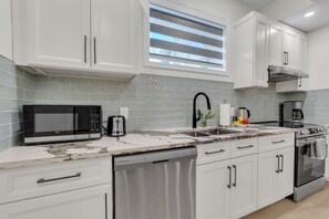 Mikrowelle, Ofen, Herdplatte, Geschirrspüler