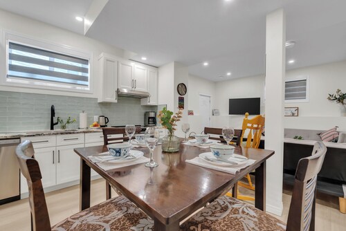 Entire guesthouse Suite in NW Calgary