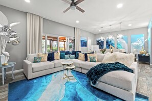 Smart TV, chimenea, videojuegos, libros