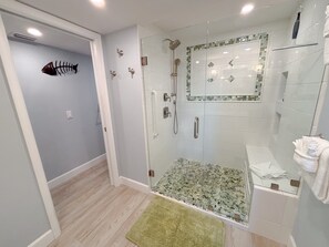 Dusche, Haartrockner, Handtücher