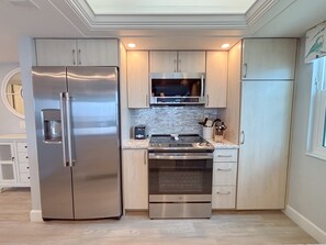 Refrigerador, microondas, horno y parrilla de estufa 