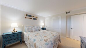3 slaapkamers, een strijkplank/strijkijzer, internet, beddengoed