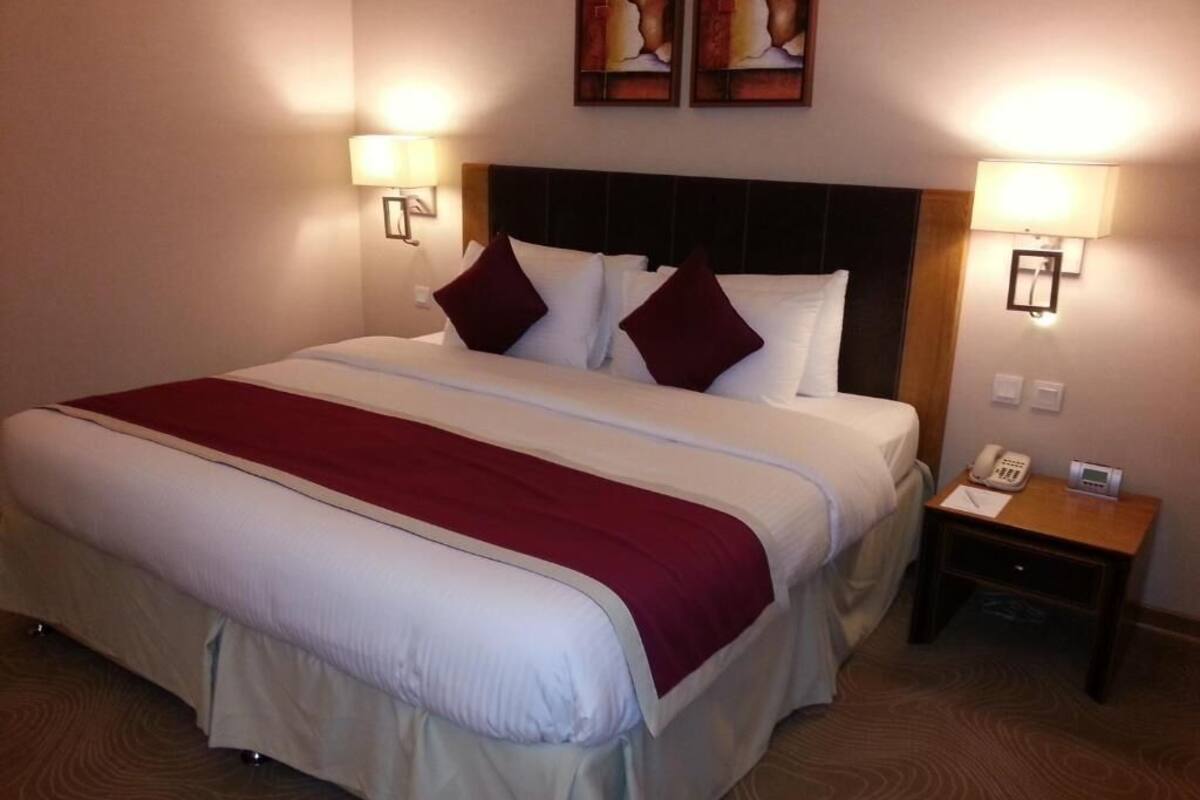 Standard Suite | In-room safe, laptop workspace, blackout drapes, soundproofing
