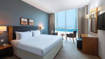 Executive suite, uitzicht op zee | Een kluis op de kamer, een laptopwerkplek, verduisterende gordijnen