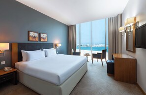 Caja de seguridad en la habitación y espacio para trabajar con laptop 