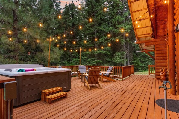 Outdoor spa tub - 4+Acre Cozy Cabin in Woods Near Skiing (Darby)