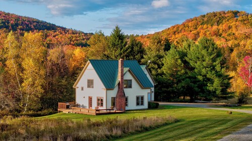 Hollow House: 3 br w/ fireplace, a/c, deck & garage!