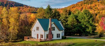 Hollow House: 3 br w/ fireplace, a/c, deck & garage!