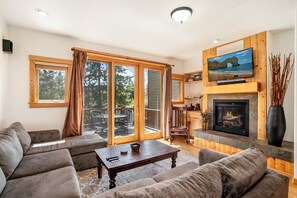 TV connectée, cheminée, écrans d'ordinateur