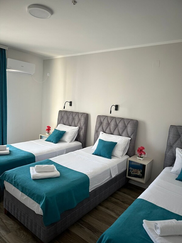 Bureau, espace de travail pour ordinateur portable, Wi-Fi gratuit