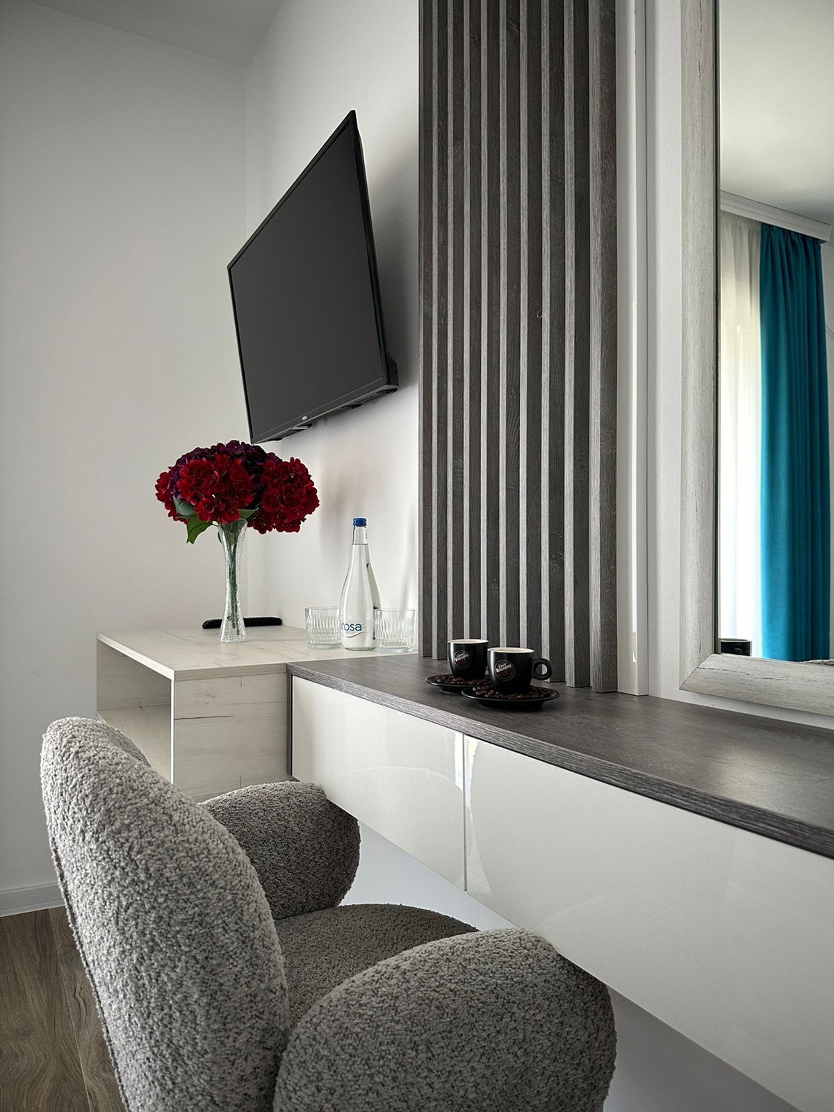 Habitació doble Deluxe, balcó, vistes a la ciutat | Escriptori, espai de treball apte per a portàtils i wifi gratuïta 