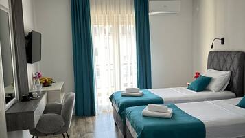 Een bureau, een laptopwerkplek, gratis wifi