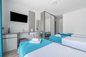 Deluxe Triple Room, City View | Meja, ruang kerja komputer riba, kalis bunyi, Wi-fi percuma 