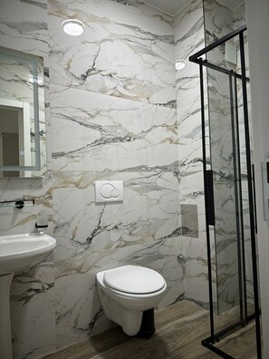 Shower, free toiletries, hair dryer, towels - Hotel Mondo  (Budva)