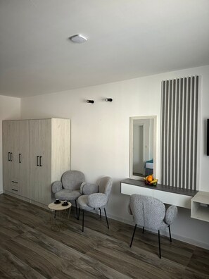 Luxury Quadruple Room, Balcony, City View | Desk, laptop workspace, free WiFi - Hotel Mondo  (Budva)