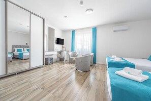 A hotel room with a bed, a desk, a chair, a mirror, and a television. - Hotel Mondo  (Budva)
