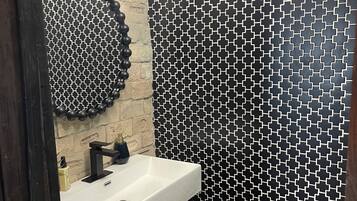 Douche, serviettes fournies, savon, papier de toilette