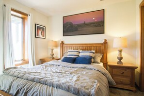 2 slaapkamers, een strijkplank/strijkijzer, gratis wifi, beddengoed