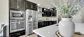 Modern 5BR/3BA Luxury Home,Movie Nights & Comfort