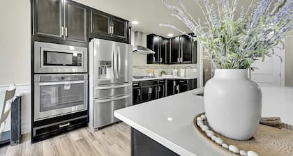 Modern 5BR/3BA Luxury Home,Movie Nights & Comfort