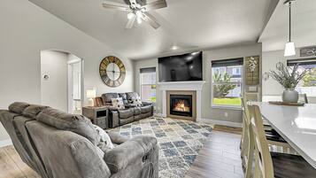 Smart-TV, Kamin, Videospiele, Bücher