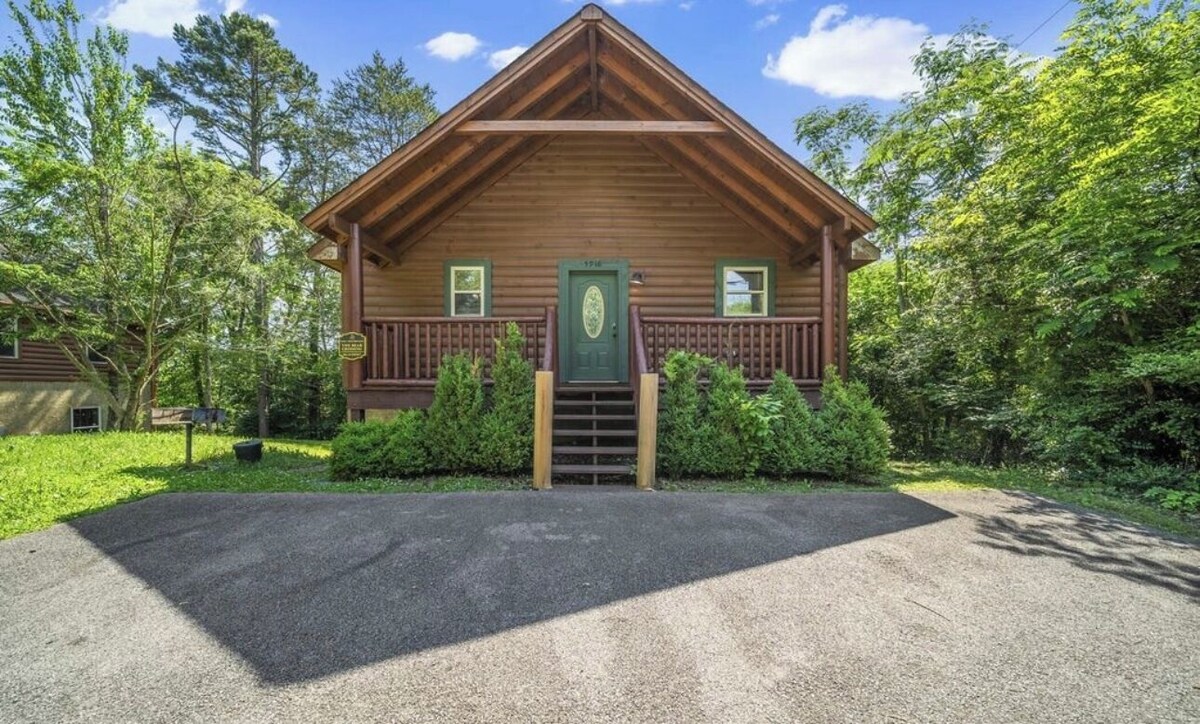 Mountain and River Views: hot tub ~ pool table~ movie theater ~ fire pit