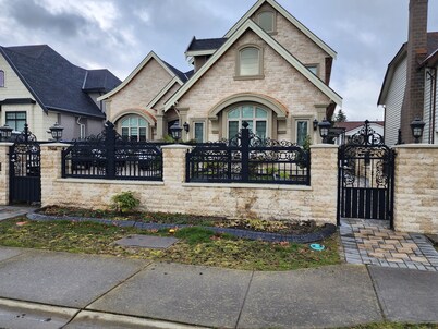 Huge size Private room, King size Bed with attached washroom, walk in closet