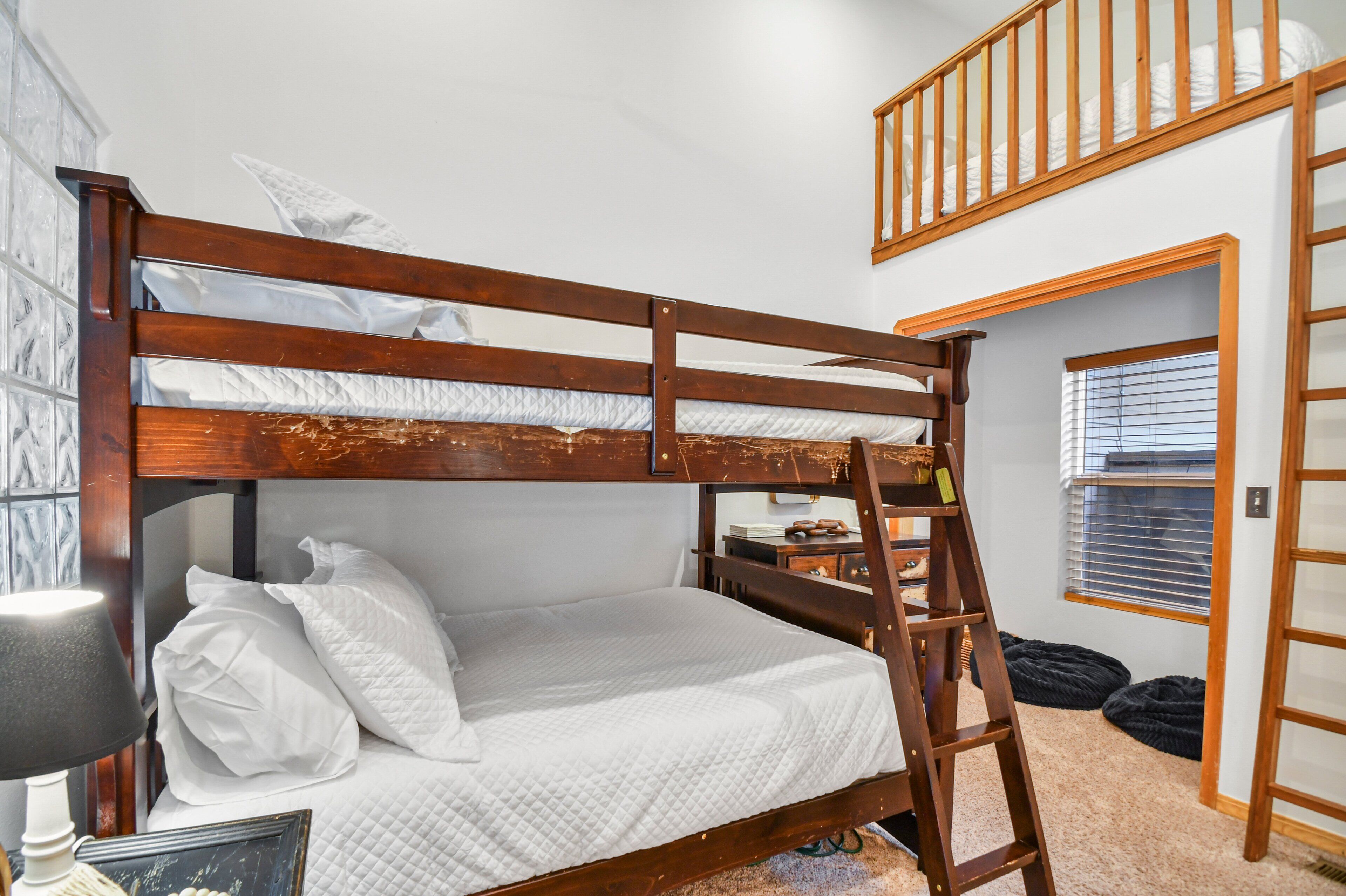 4 soverom, skrivebord, strykejern/-brett og wi-fi (inkludert)