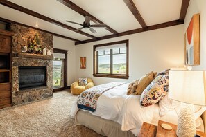 5 bedrooms, desk, free WiFi, bed sheets - Hilltop Luxury with Views, Privacy & Hot Tub, 30-Day Retreat in Gated Community (Heber City)
