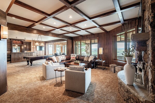 Smart TV, fireplace, offices - Hilltop Luxury with Views, Privacy & Hot Tub, 30-Day Retreat in Gated Community (Heber City)