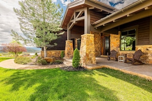 Terrace/patio - Hilltop Luxury with Views, Privacy & Hot Tub, 30-Day Retreat in Gated Community (Heber City)