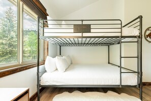 3 bedrooms, free WiFi, bed sheets