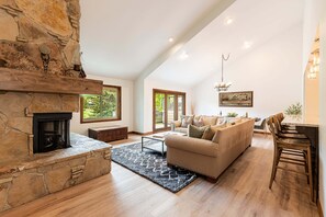 TV, fireplace, table football - Deer Valley Fawngrove Woodland Escape (Park City)