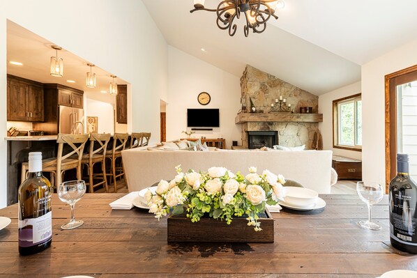 Télévision, cheminée, baby-foot