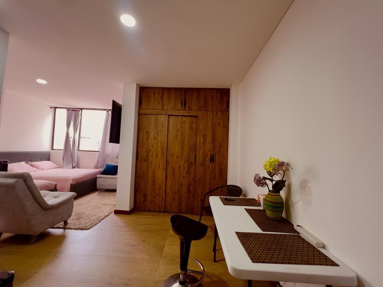 1 habitación, tabla de planchar con plancha, wifi gratis y ropa de cama 
