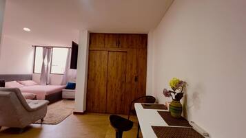 1 habitación, tabla de planchar con plancha, wifi gratis y ropa de cama