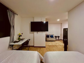 1 slaapkamer, een strijkplank/strijkijzer, gratis wifi, beddengoed