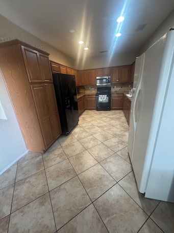 Private kitchen. Spacious 5-bedroom house with AC, WiFi in brilliant Phoenix