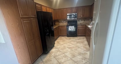 Spacious 5-bedroom house with AC, WiFi in brilliant Phoenix