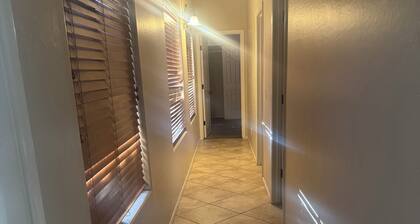 Spacious 5-bedroom house with AC, WiFi in brilliant Phoenix