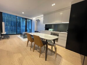 Microwave, oven, dishwasher - Amazing view CBD Gym Pool Sauna Wi-Fi (Melbourne)